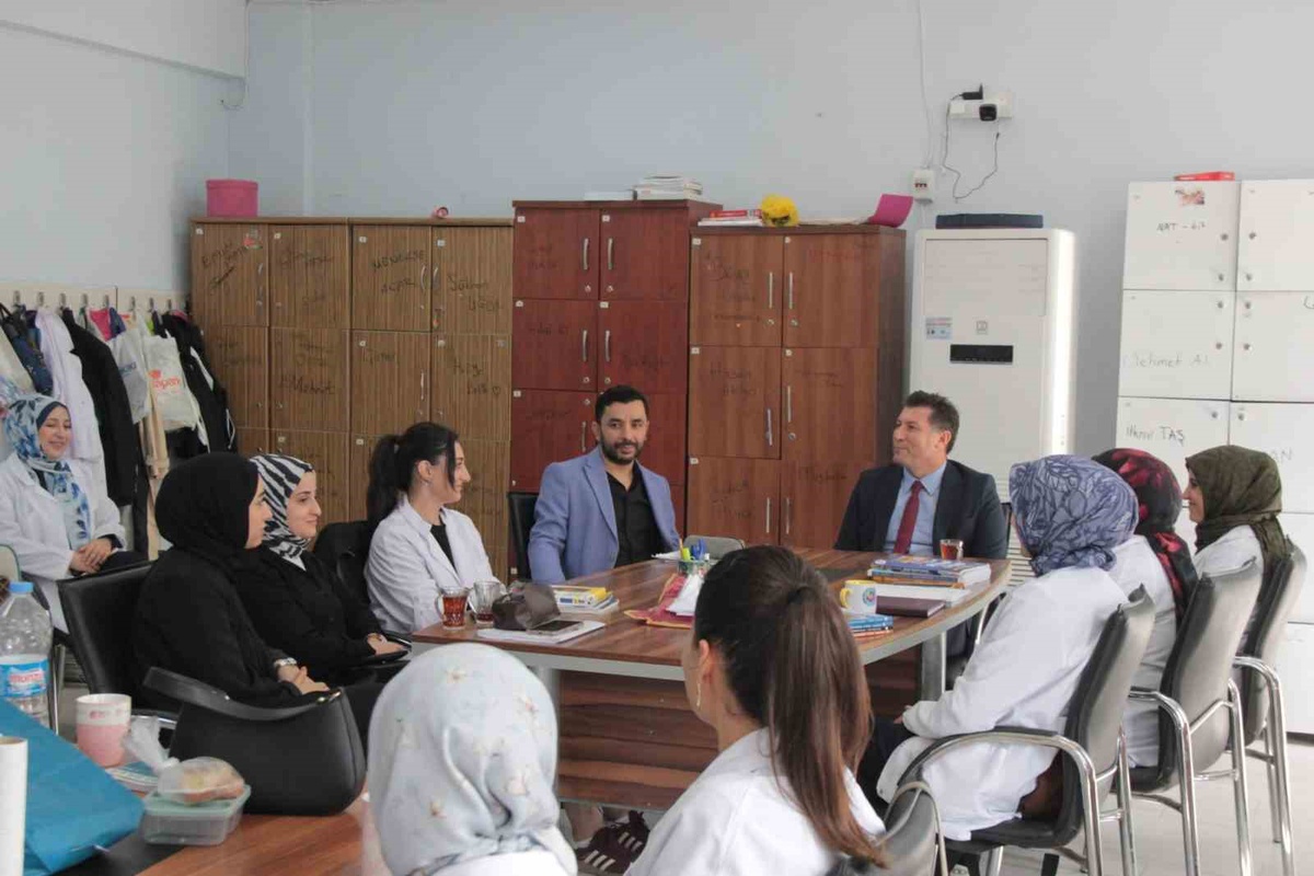 Cizre İlçe Milli Eğitim Müdürü İke, iki okulda öğrencilerle aynı sırayı paylaştı.