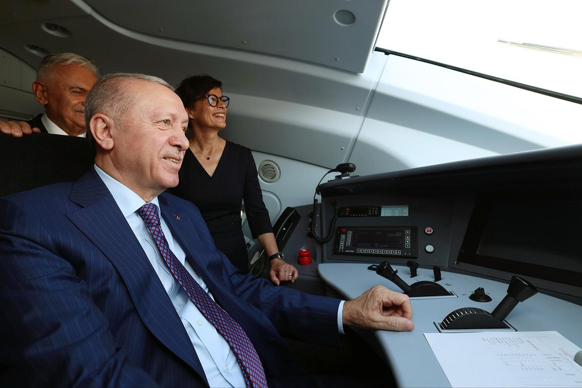 Cumhurbaşkanı Erdoğan vatman koltuğuna oturdu! Hızlı treni bizzat kullandı