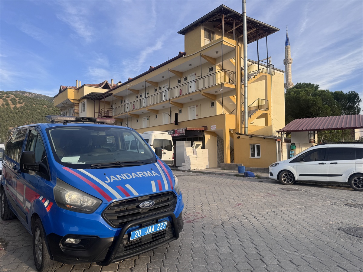 Denizli Pamukkale'de pansiyonda ölü bulunan çift Uşak Sivaslı'da toprağa verildi