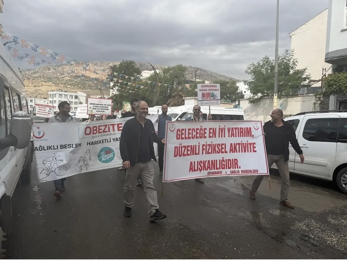 Diyarbakır Çermik'te sağlık çalışanları obeziteye karşı farkındalık yürüyüşü yaptı