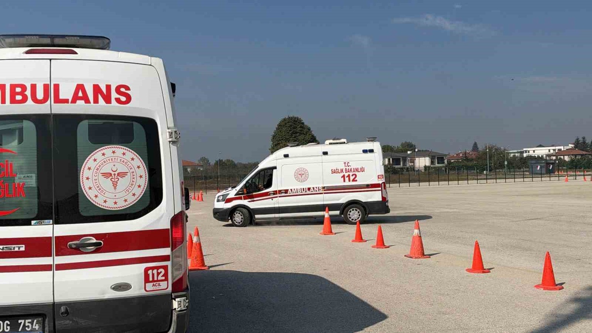 Düzce'de ambulans sürücülerine 4 günlük güvenli sürüş eğitimi veriliyor.