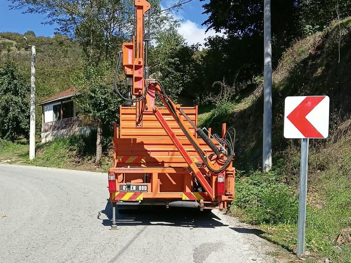 Düzce İl Özel İdaresi, Yeşilova Köyü'nde trafik levhalandırma çalışmalarını tamamladı