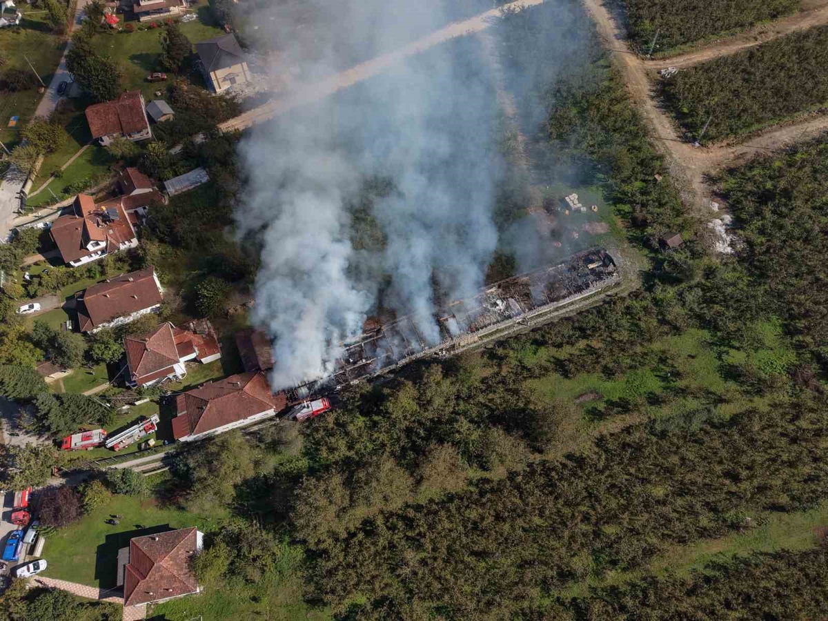 Düzce Muncurlu'da ahşap mutfak dolabı fabrikasındaki yangına müdahale sürüyor