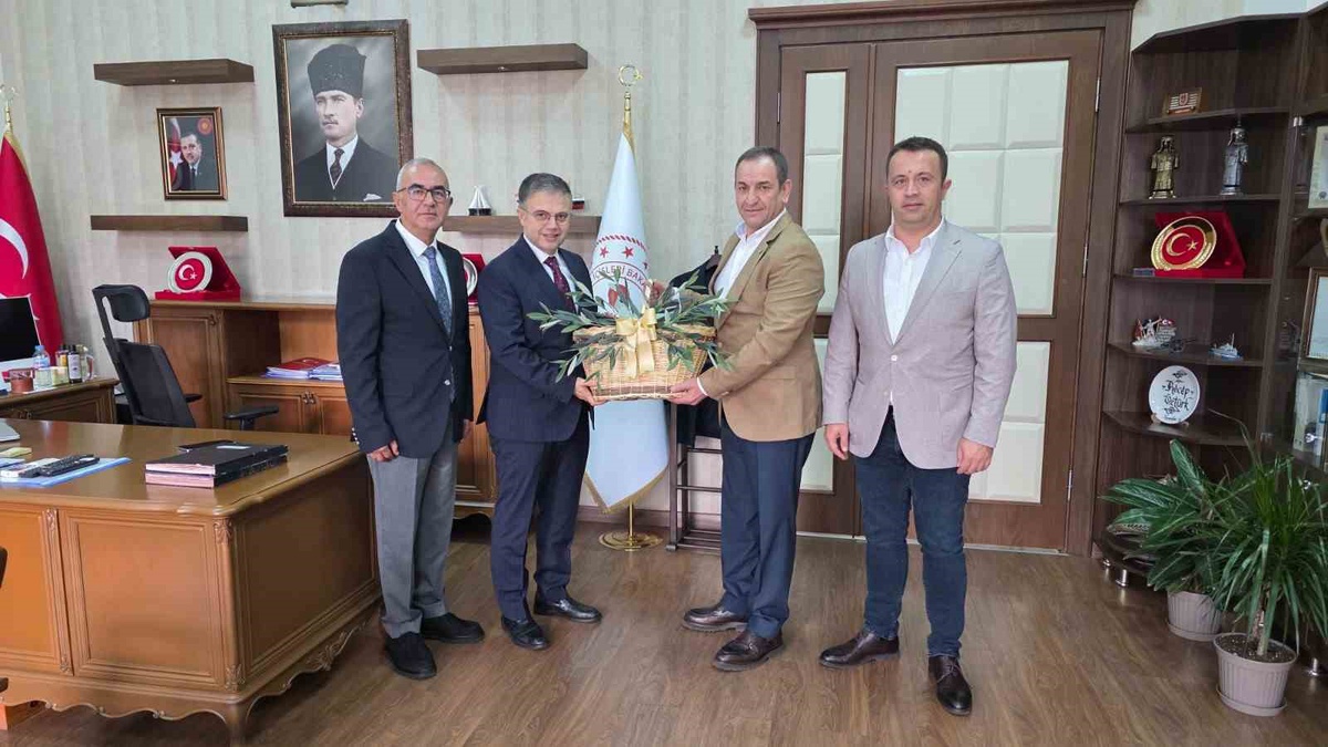 Edincik Marmara Birlik Kooperatifi yönetimi, Bandırma Kaymakamı Öztürk'ü ziyaret etti