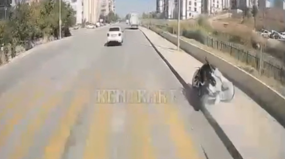 Edirne'de midibüsü geçerken kontrolden çıkan motosikletin kazası kameraya yansıdı