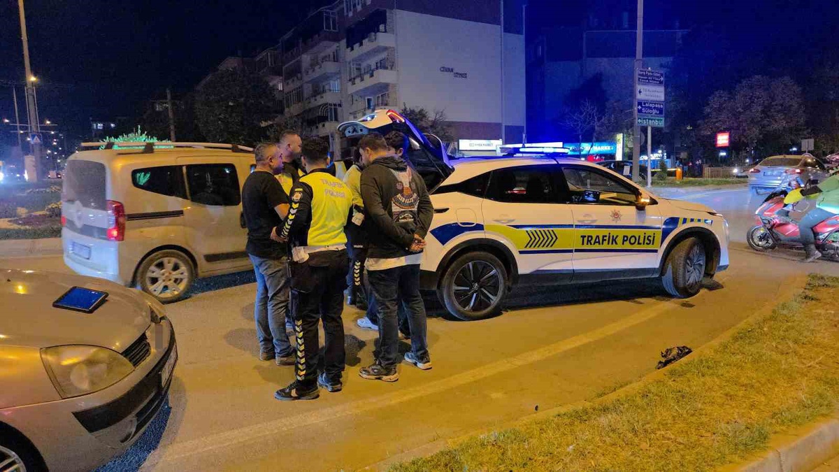 Edirne'de polisten kaçan motosiklet otomobile çarptı, trafik 45 dakika aksadı