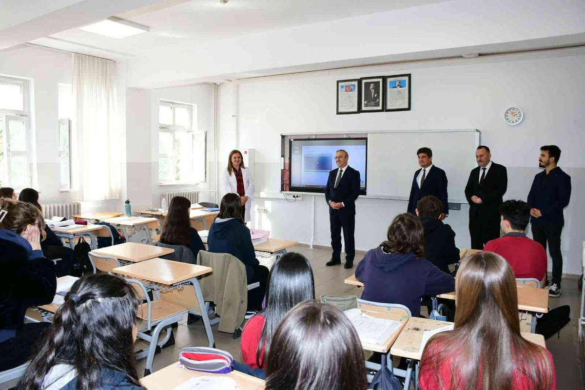 Eğitim Müdürü Aydın, Cemal Mümtaz Sosyal Bilimler Lisesinde öğrencilerle sohbet etti
