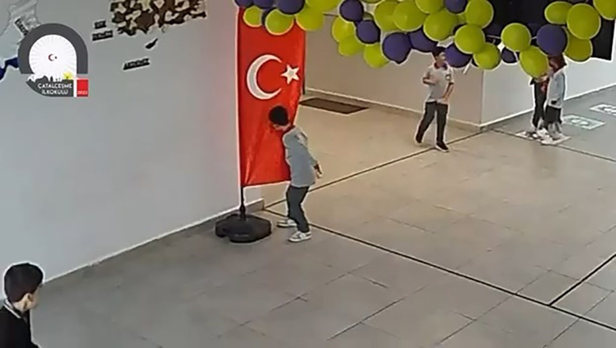 Elazığ'da 2. sınıf öğrencisi oyun oynarken durup Türk bayrağını öpüp alnına koydu