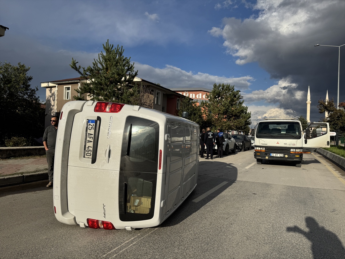 Erzurum Aziziye'de otomobil ile panelvan çarpıştı, 5 kişi yaralandı