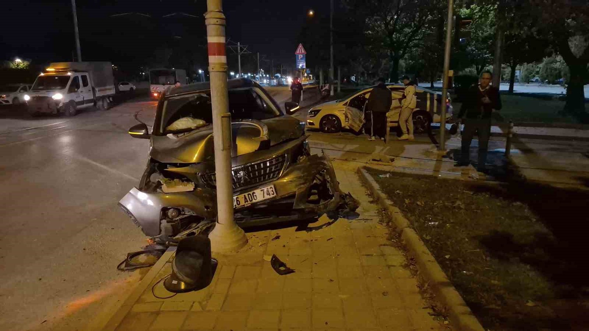 Eskişehir'de kavşakta çarpışan otomobillerde 3 kişi yaralandı, biri ambulansa direndi