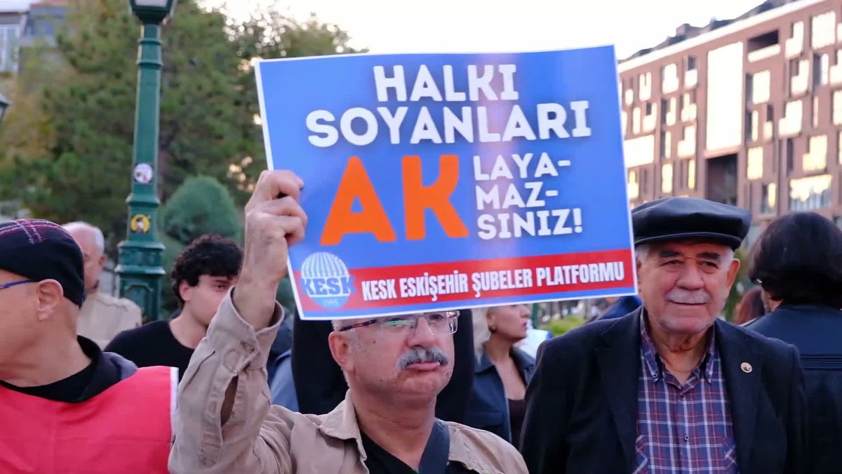 Eskişehir'de yurttaşlar fon soruşturmasında 2,2 milyar liralık meblağı protesto etti