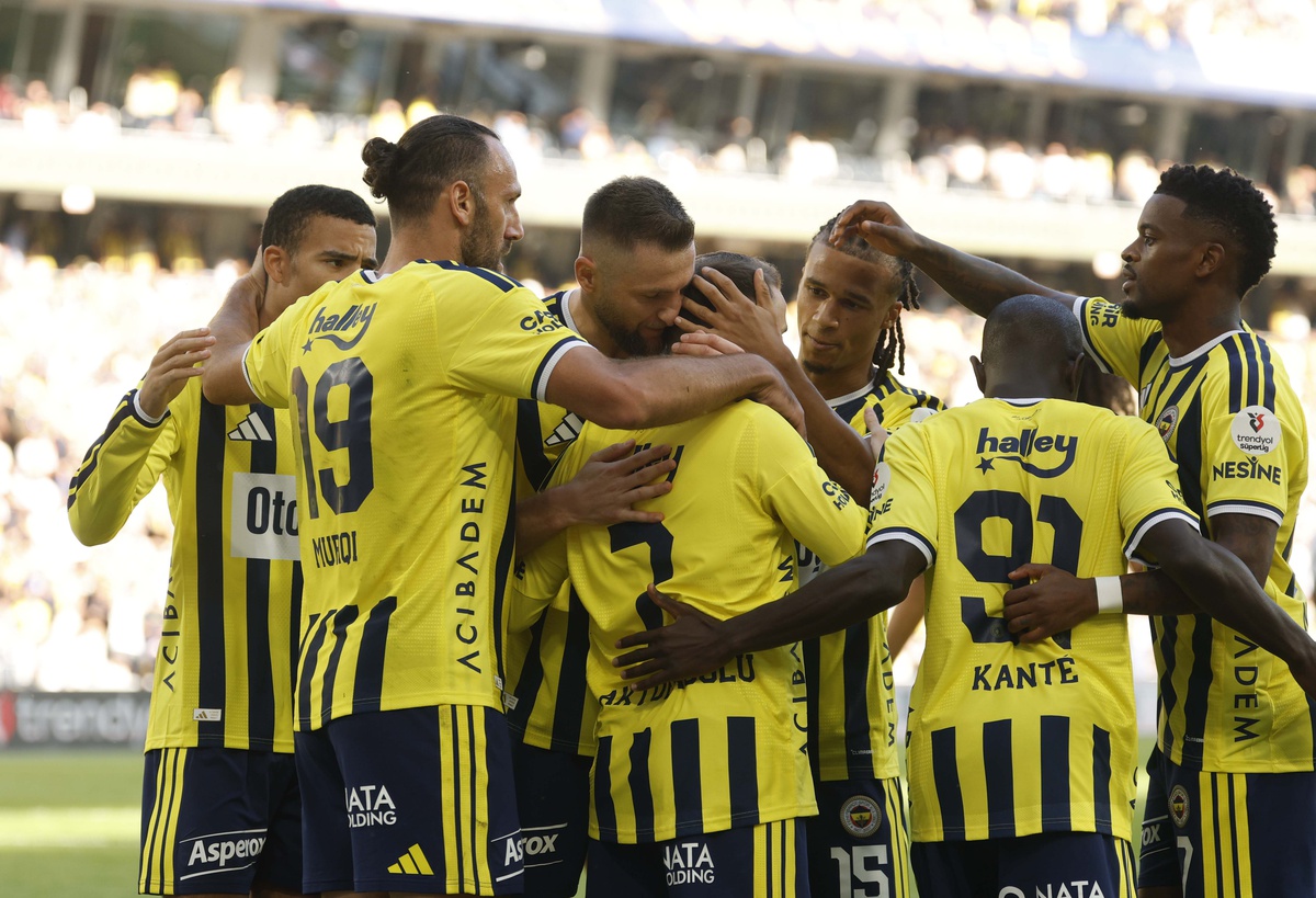 Fenerbahçe, Süper Lig'de 49'uncu kez yarın Çaykur Rizespor ile karşılaşıyor
