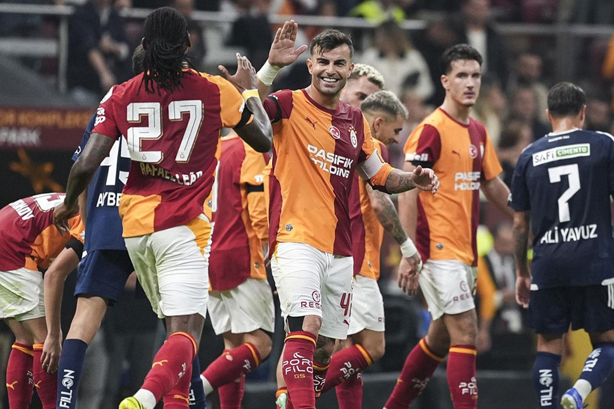 Galatasaray, 10 kişi kaldığı maçta son anlarda attığı gollerle güldü