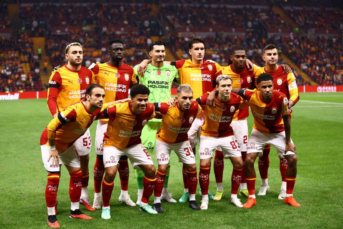 Galatasaray Kasımpaşa karşısına 2 değişiklikle çıktı, Buruk cezası nedeniyle kenarda yok