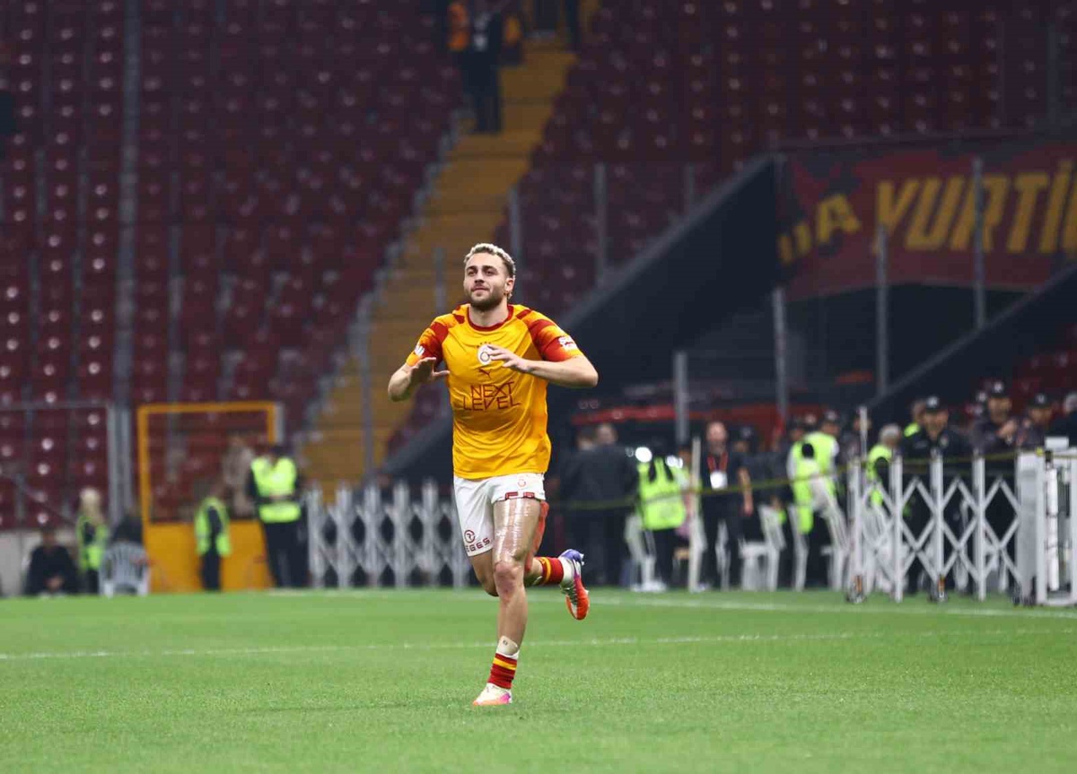 Galatasaraylı Barış Alper Yılmaz, taraftar çağrısına kayıtsız kalmayıp sahaya döndü