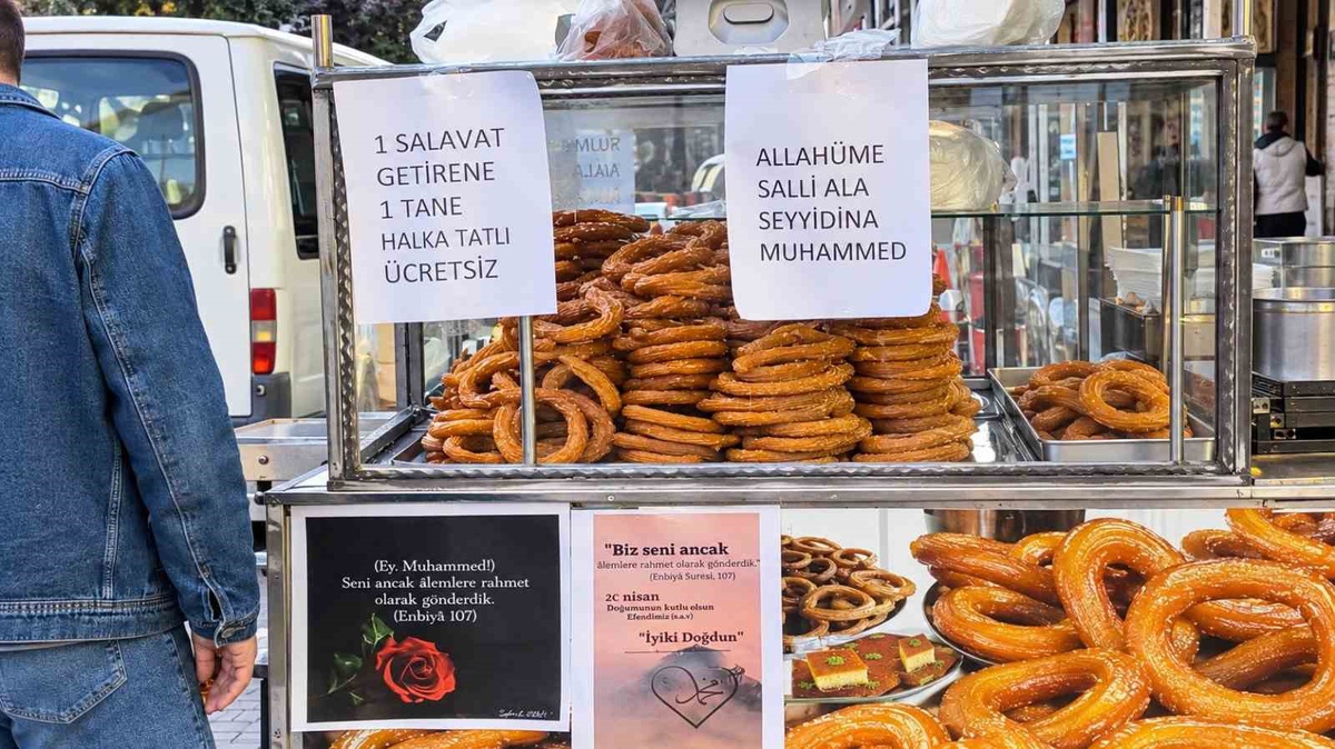 Hakkari'de bir vatandaş, salavat getirenlere ücretsiz halka tatlı ikram ediyor