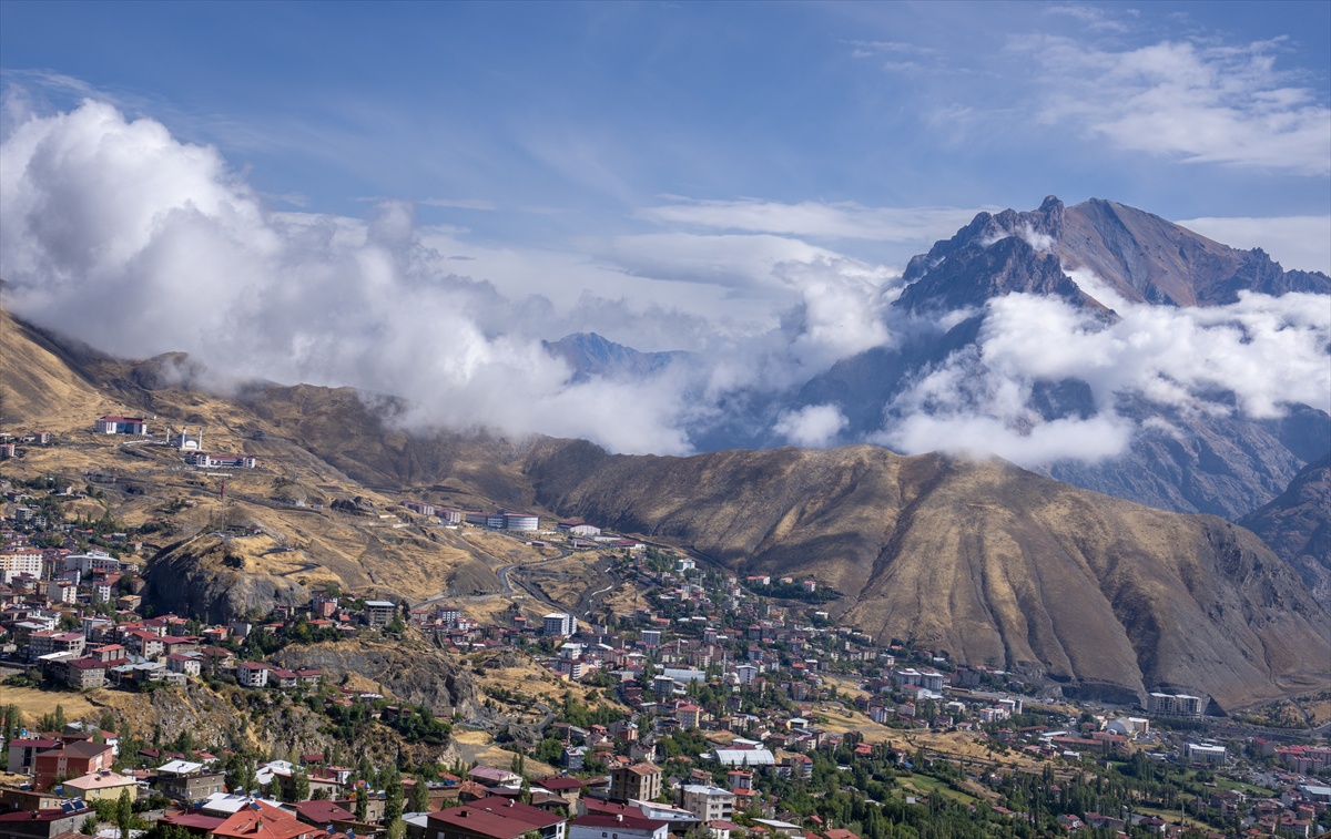 Hakkari'de Sümbül Dağı çevresindeki sis bulutları hızlandırılmış çekimle kaydedildi