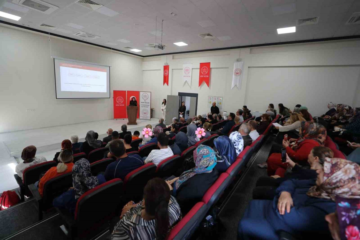 Hatay'da koruyucu ailelere eğitim verildi, 452 çocuk koruyucu aile yanında yaşıyor