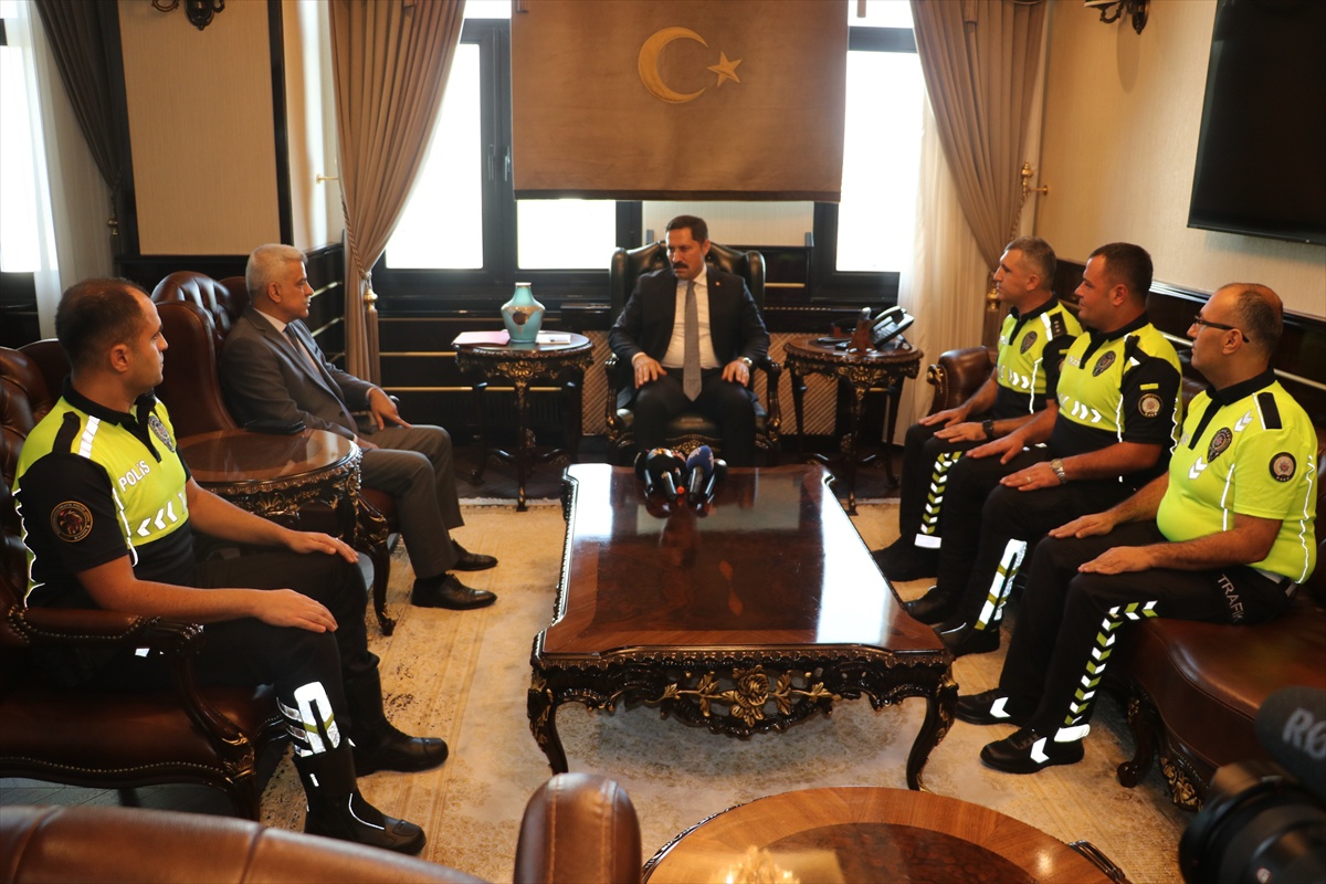 Hatay Valisi Masatlı, örnek davranan polis memurlarına başarı belgesi takdim etti