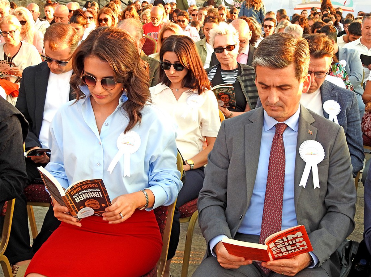 Hayatın Anlamı Kitap projesi Çeşme'de 5. sezonunu Çeşme Kalesi'nde başlattı
