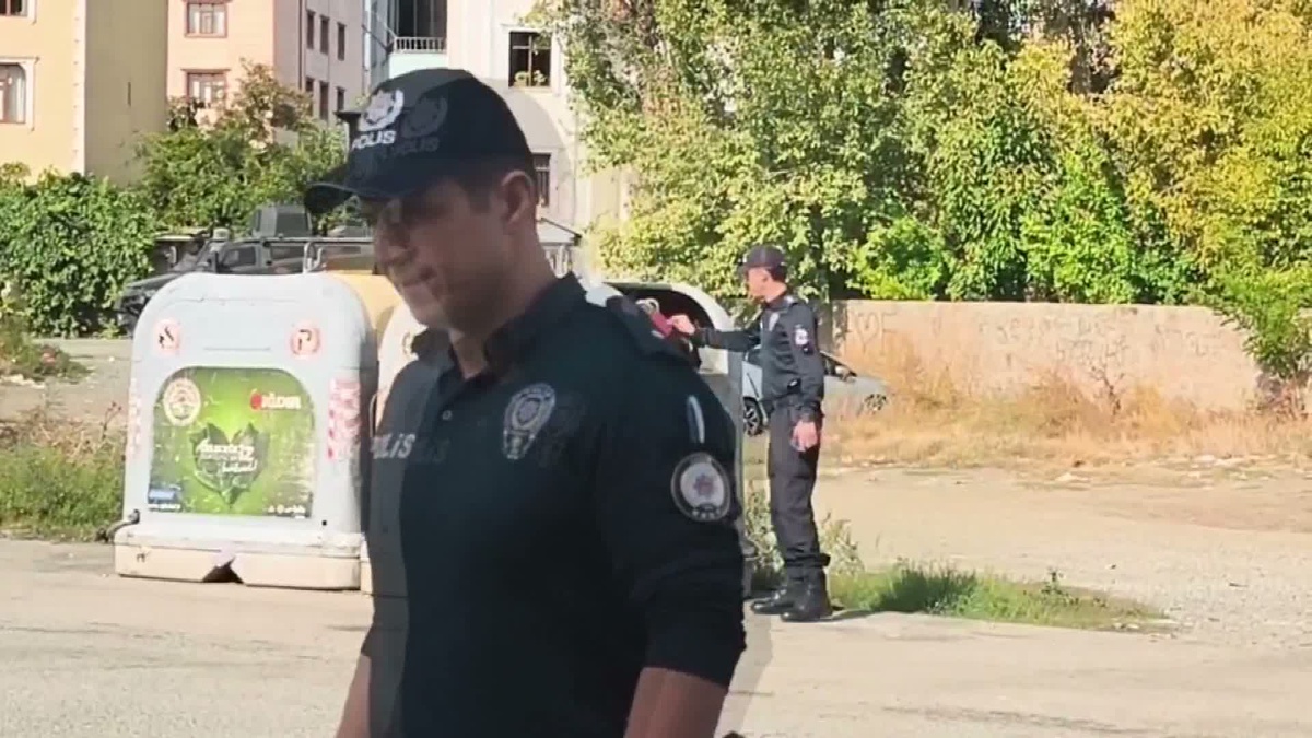 Iğdır'da sahipsiz valiz kontrollü şekilde fünyeyle patlatıldı, boş çıktı