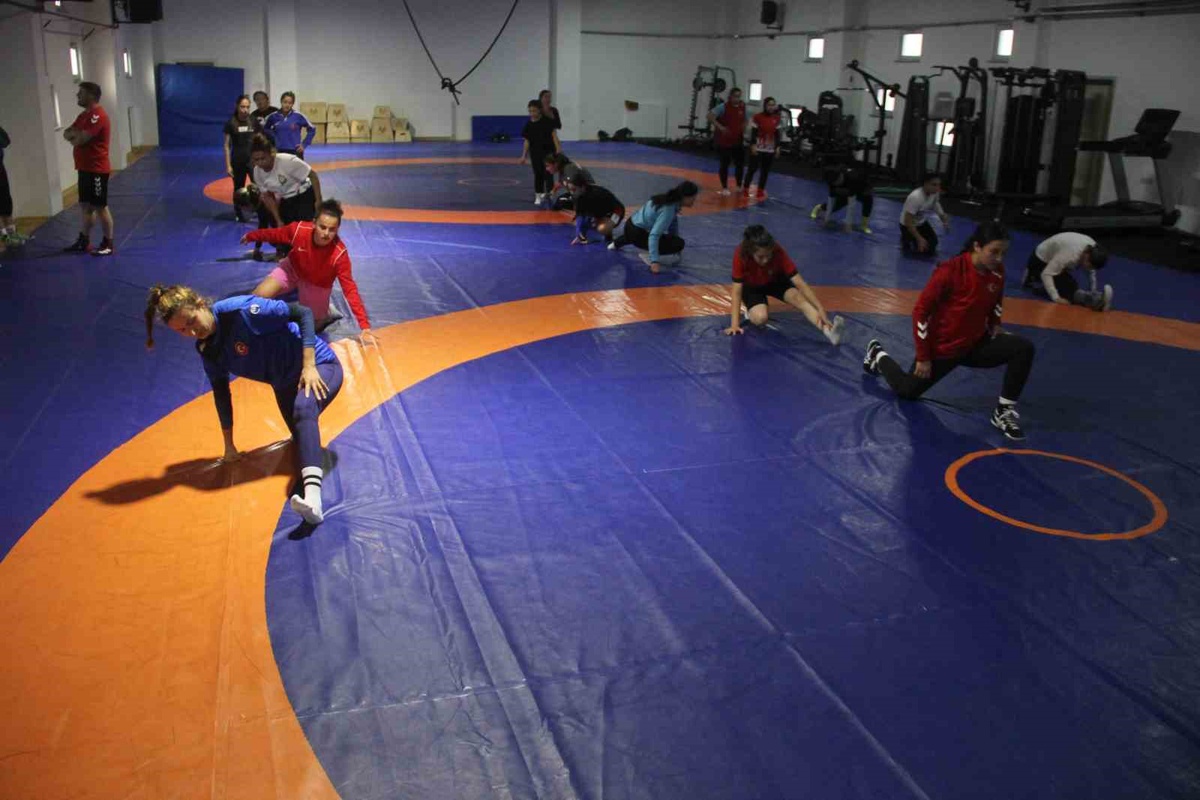 İşitme Engelli Kadın Güreş Milli Takımı, Sivas Zara'da 22 sporcuyla kampa girdi
