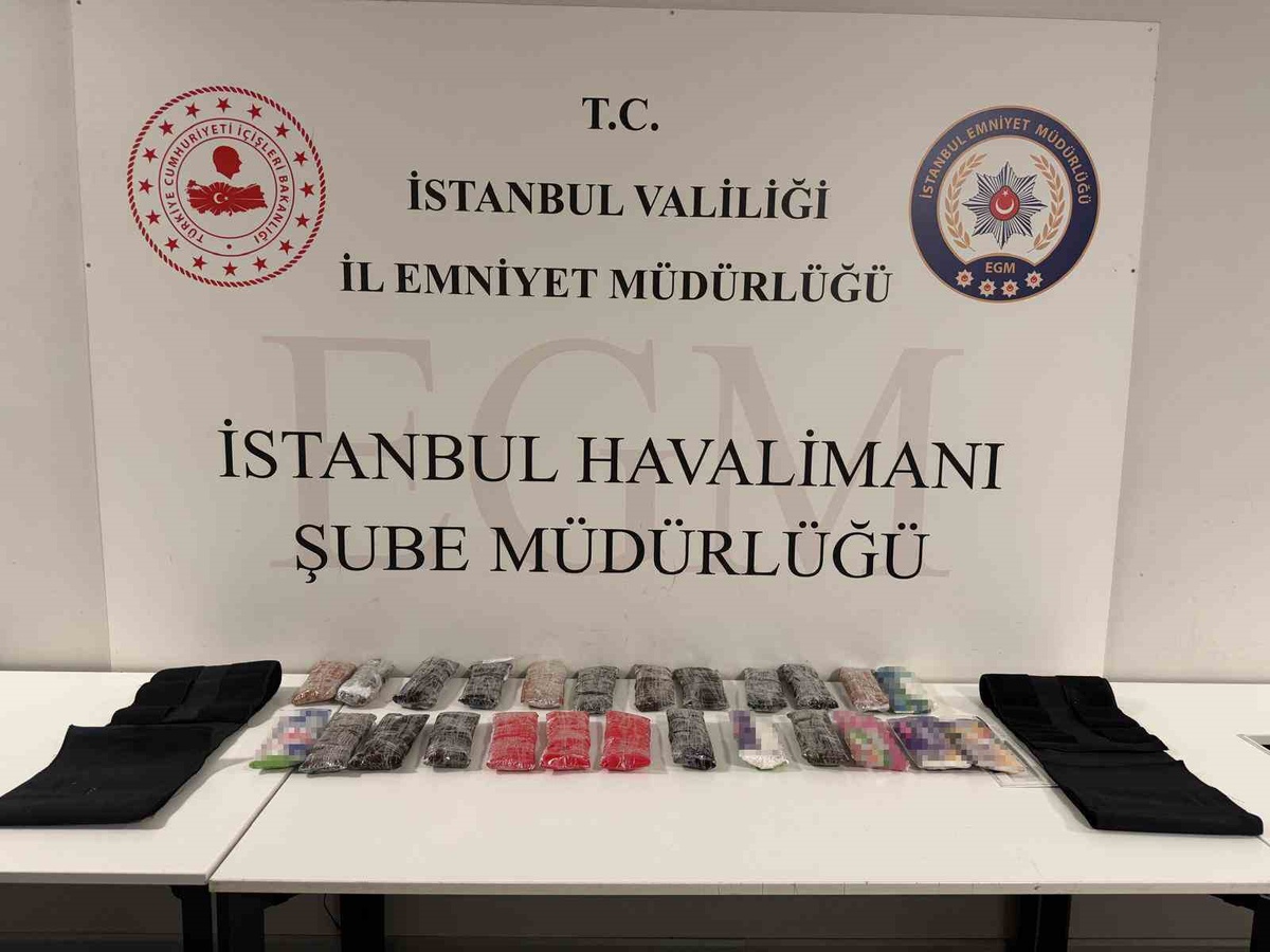 İstanbul Havalimanı'nda 2 şüphelinin üstünde 8 kilo 250 gram metamfetamin bulundu