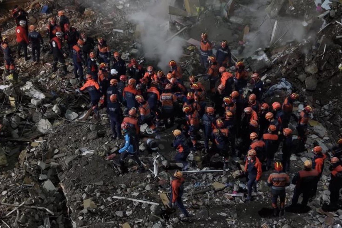 İstanbul'da çöken bina enkazındaki son kişi de çıkarıldı! Ölü sayısı 5'e yükseldi