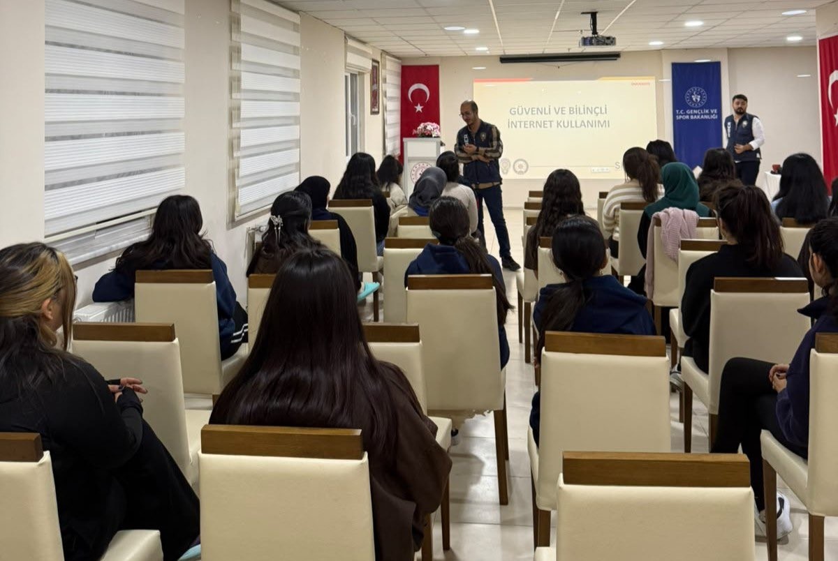 Kars polisi KYK yurdundaki öğrencilere siber suç farkındalık eğitimi verdi
