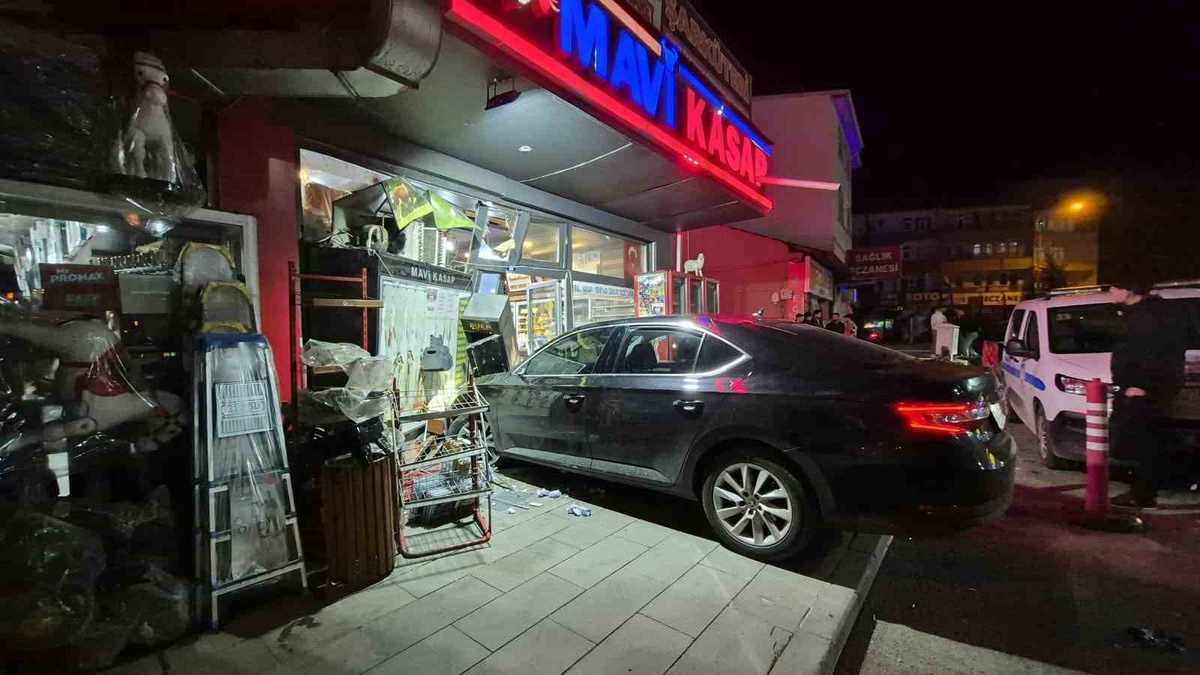 Kars Sarıkamış'ta otomobil iş yerine daldı, kazada yaralanan olmadı