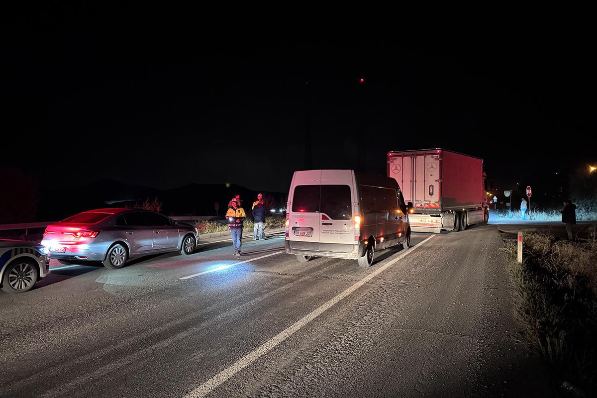 Kayseri İncesu'da iki otomobil çarpıştı, 3 kişi hayatını kaybetti, 1 kişi yaralandı
