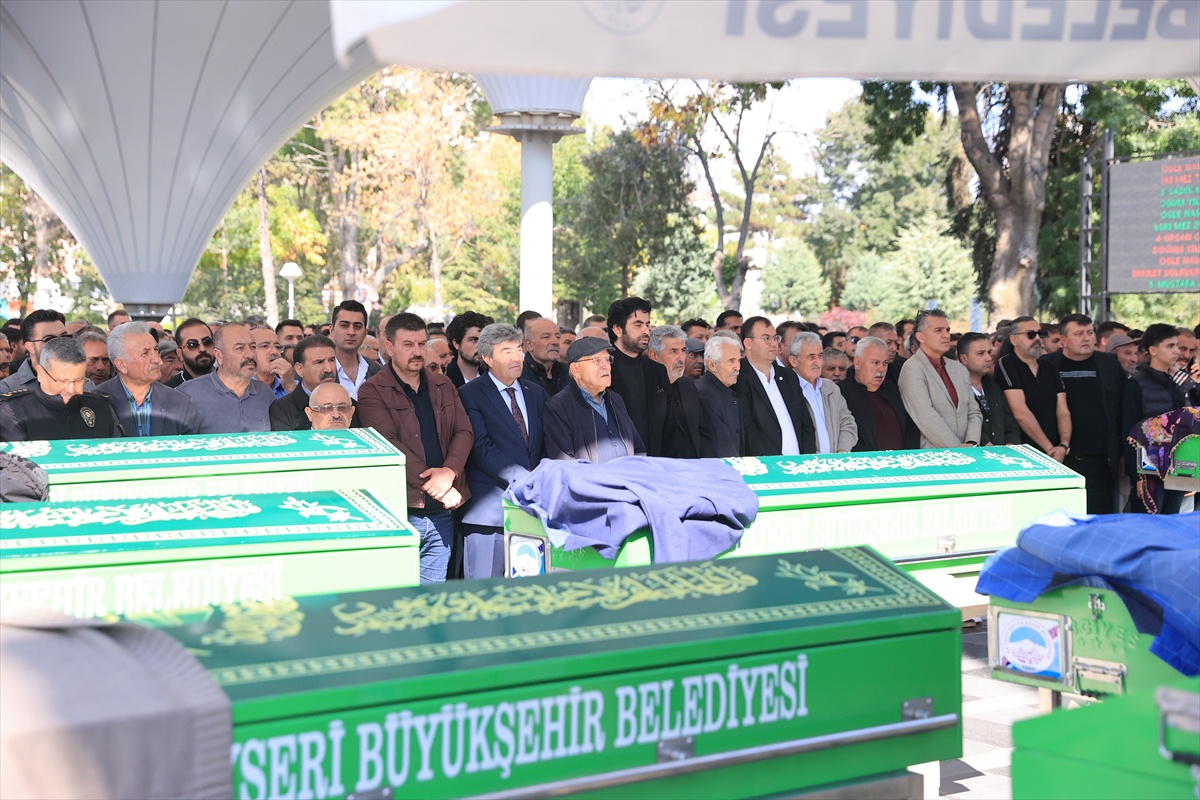 Kayseri İncesu'da iki otomobilin çarpıştığı kazada ölen 3 kişi defnedildi