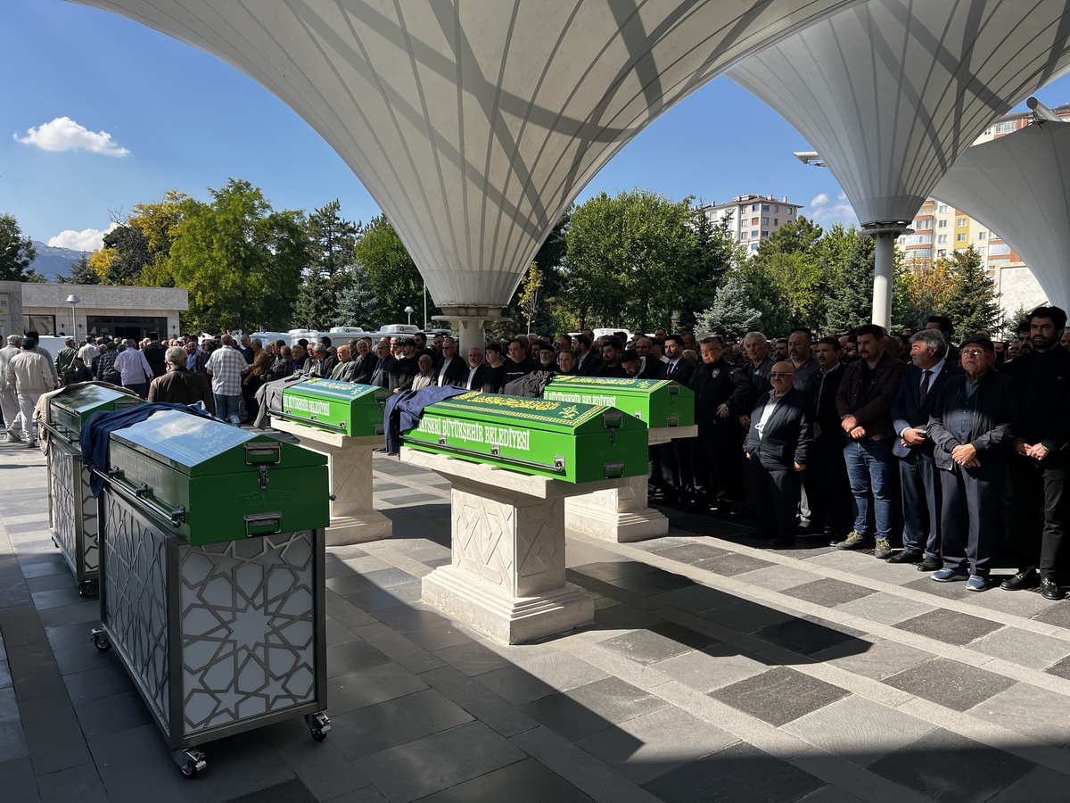 Kayseri İncesu'da kazada ölen emekli bekçi, eşi ve baldızı toprağa verildi