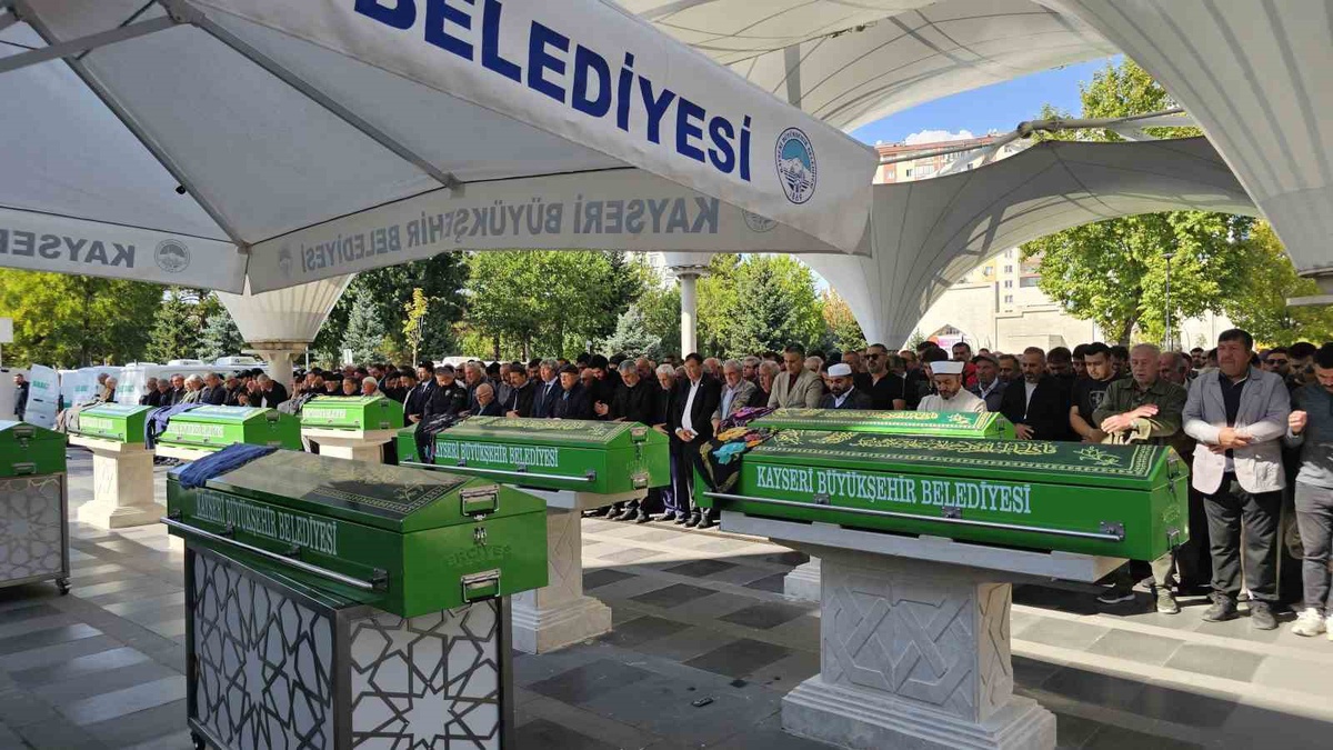 Kayseri İncesu'da trafik kazasında ölen 3 kişi Hulusi Akar Camii'nde toprağa verildi