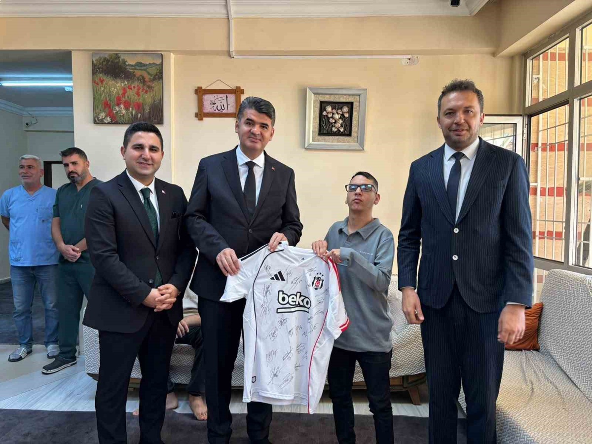 Kilis Valisi Kalaylı, Metin'e imzalı Beşiktaş forması hediye etti