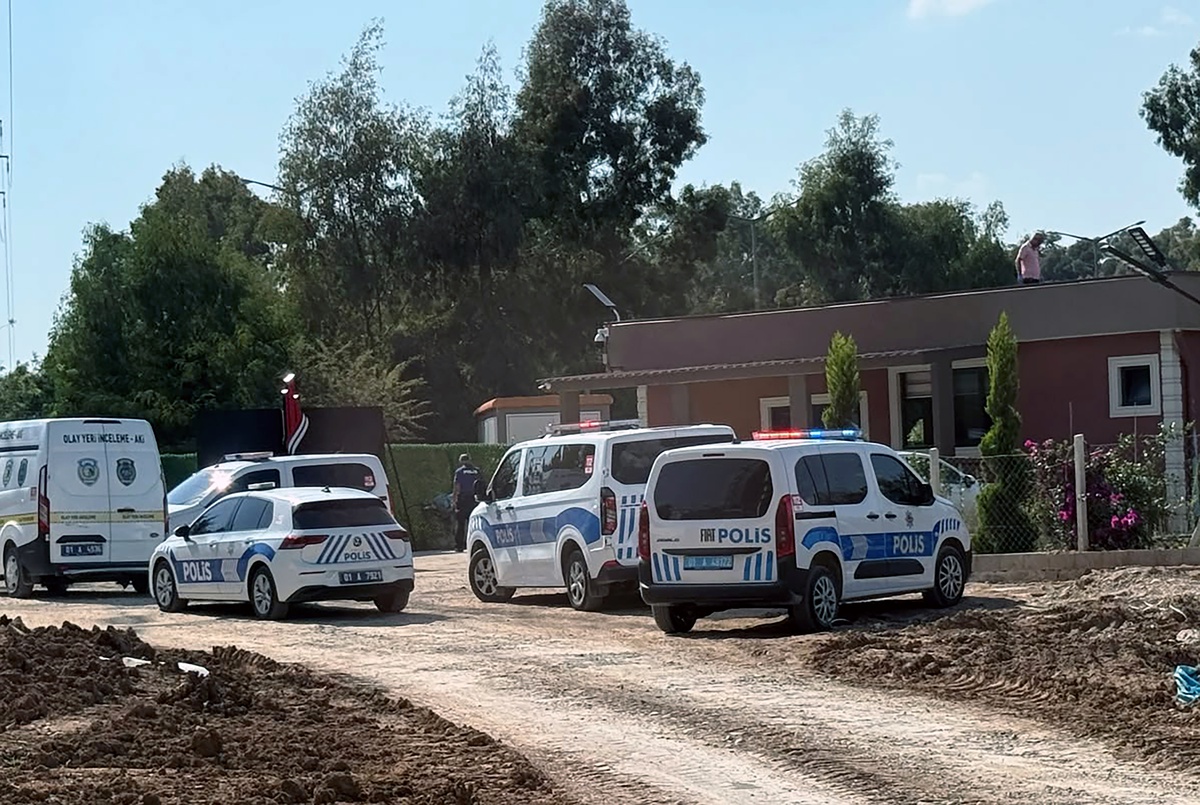 Kimliği belirsiz şüpheli Adana'da inşaat firmasının ofisine 11 el ateş edip kaçtı