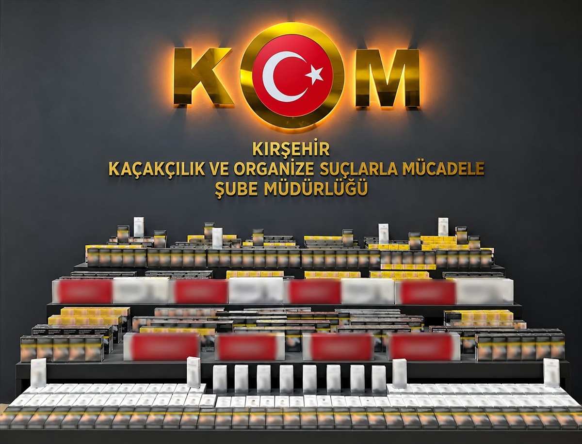 Kırşehir'de polis otomobilde 1250 paket kaçak sigara ve 2 telefon ele geçirdi