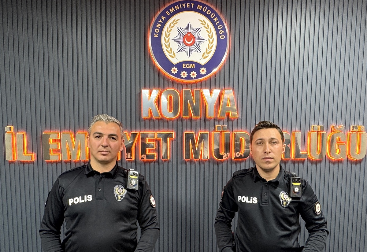 Konya'da kayıp Alzheimer hastası 82 yaşındaki kadın polis sırtında ambulansa taşındı