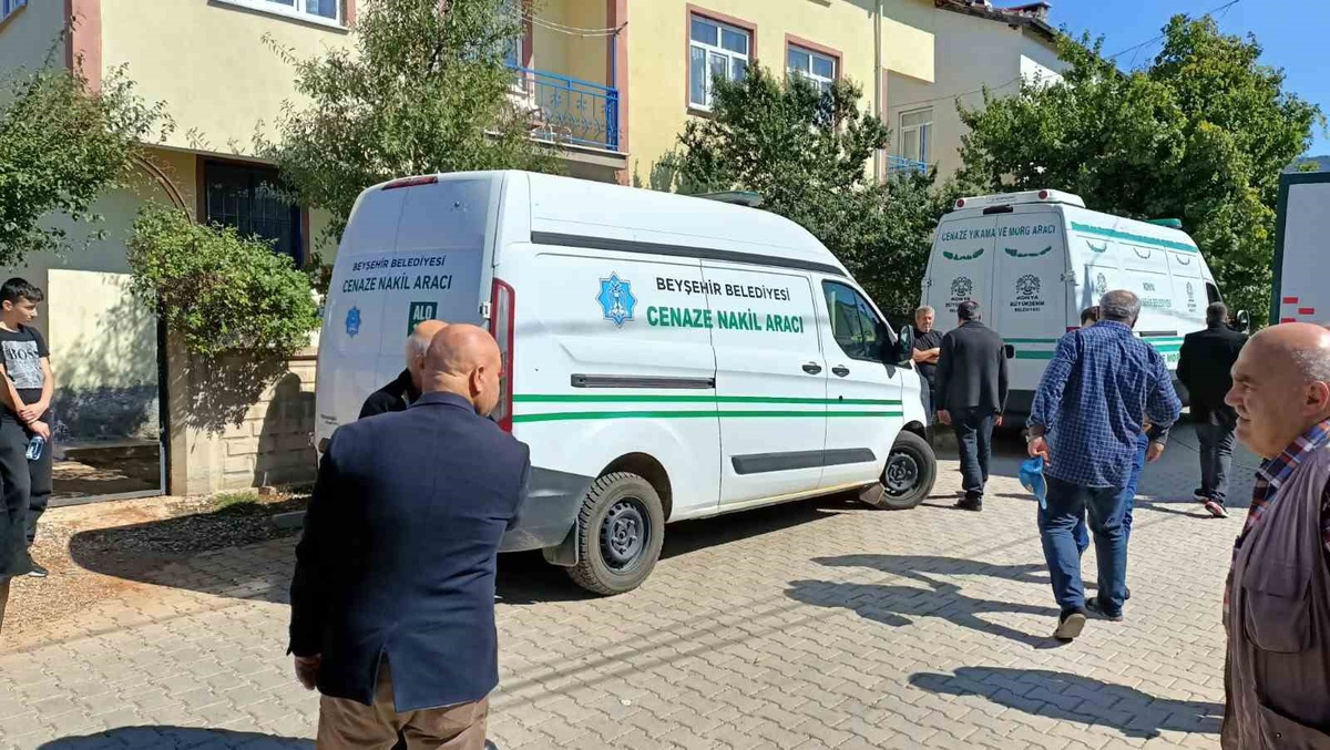 Konya Hüyük'te kazada ölen Aydoğdu ailesinden 3 kişi İmrenler'de defnedildi