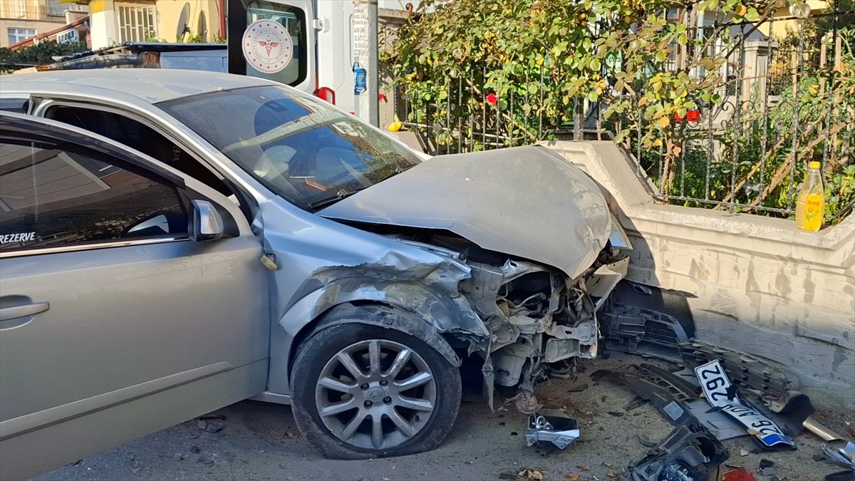 Kütahya'da çarpışan iki otomobilde 3 kişi yaralandı, yaralılar hastaneye kaldırıldı