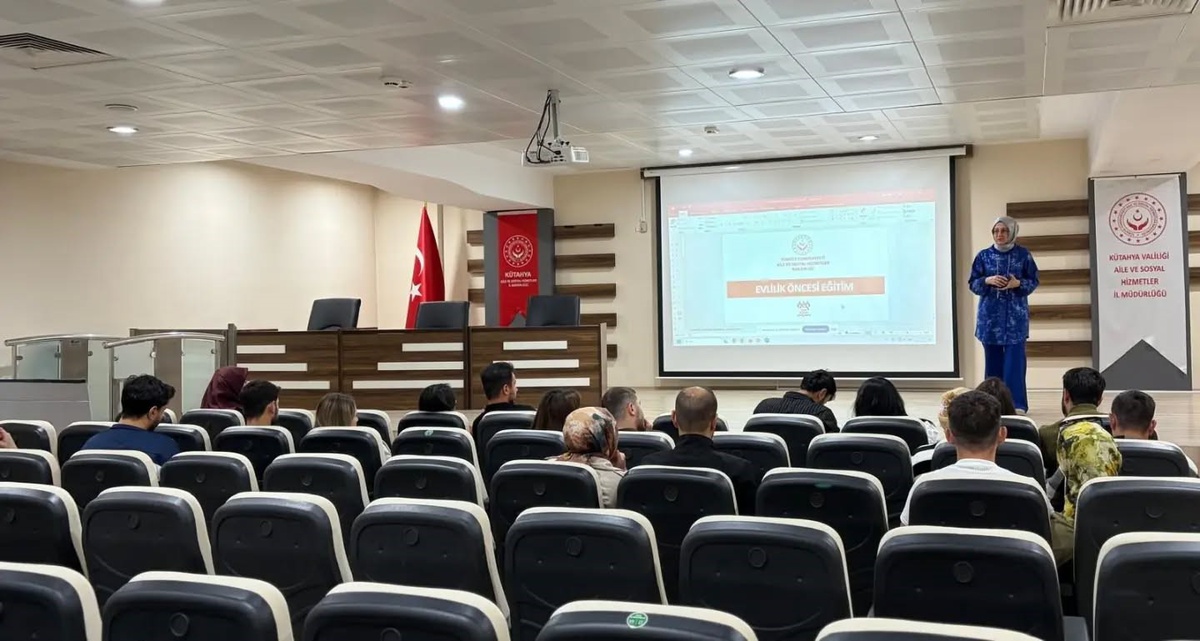 Kütahya'da evlilik kredisi alacak 11 genç çift evlilik öncesi eğitime katıldı