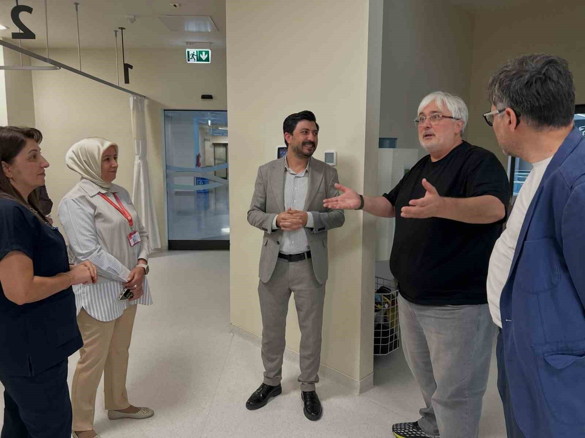 Kütahya Şehir Hastanesi Başhekimi, kemoterapi ünitesinde hastalarla bir araya geldi