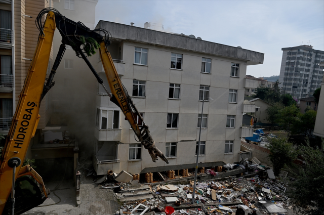 Maltepe'de çöken binadan enkazdaki 12 kişiden 6'sı kurtarıldı