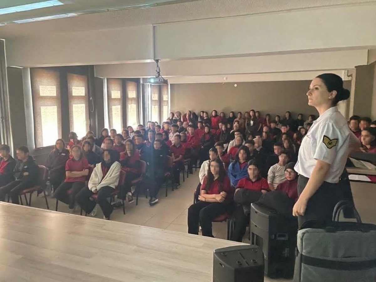 Manisa'da jandarma, lise öğrencilerine ve öğretmenlere siber zorbalık semineri verdi