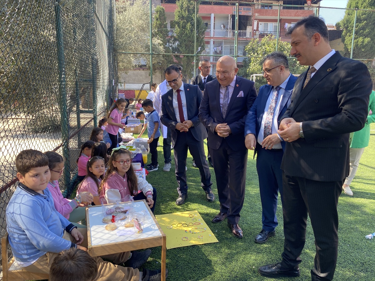 Manisa İl Milli Eğitim Müdürü, Alaşehir'de öğrencilerle mendil kapmaca oynadı