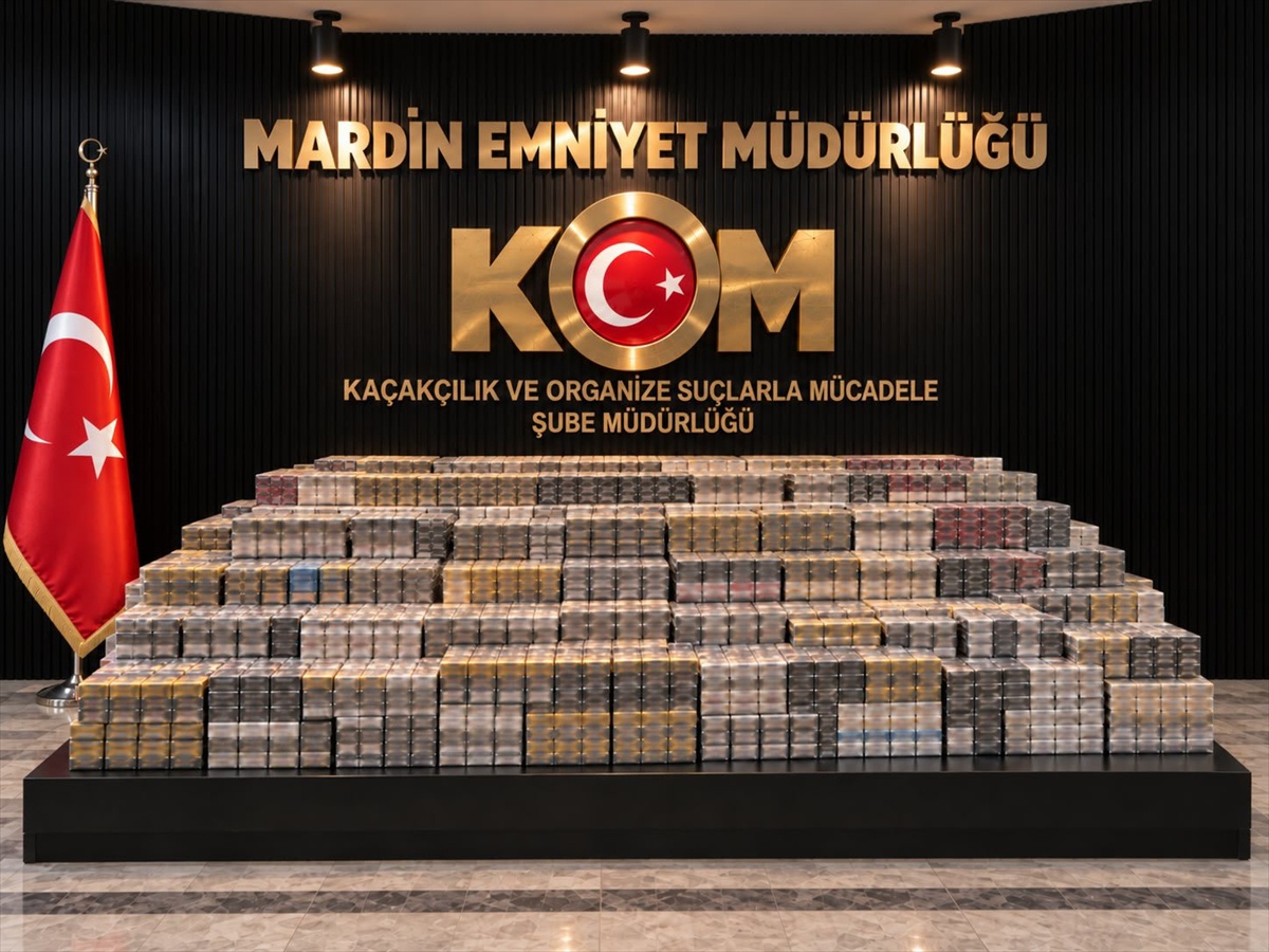 Mardin Midyat'ta 2 araçta 12 bin 900 paket kaçak sigara ele geçirildi
