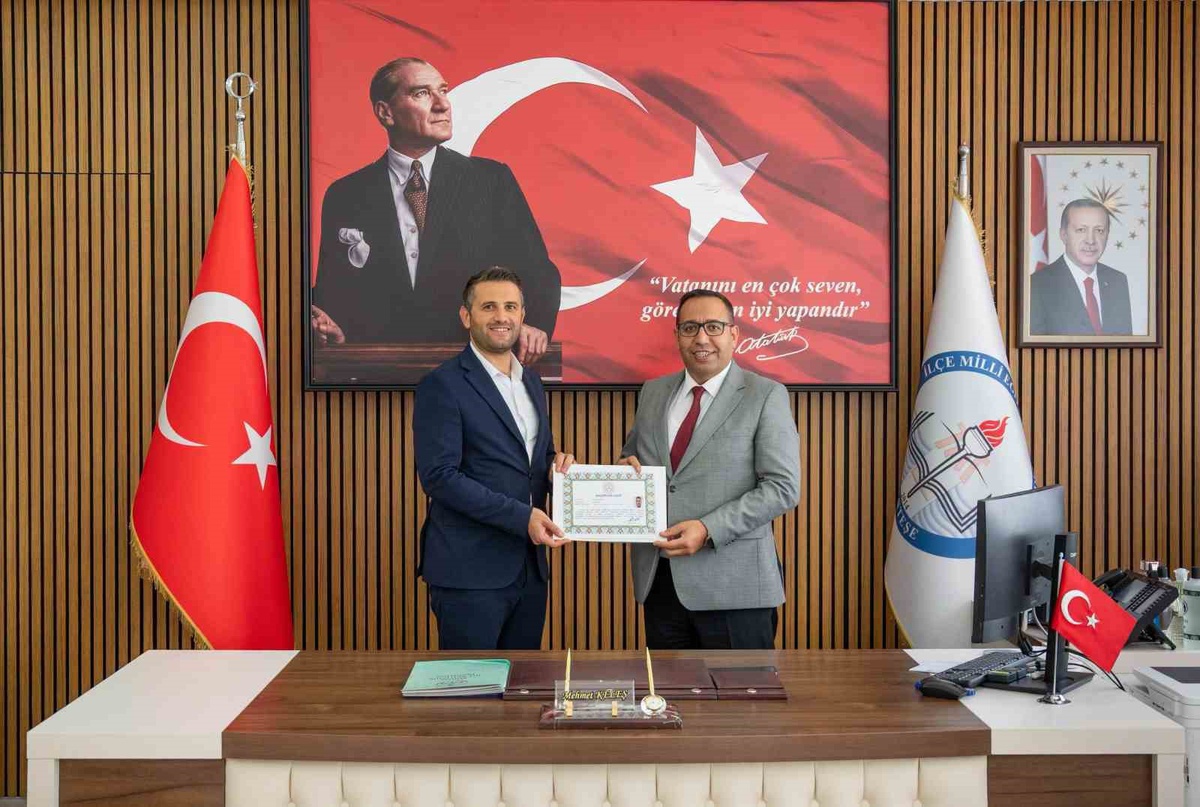Menteşe'de başarılı okul müdürleri ve personele başarı belgeleri verildi