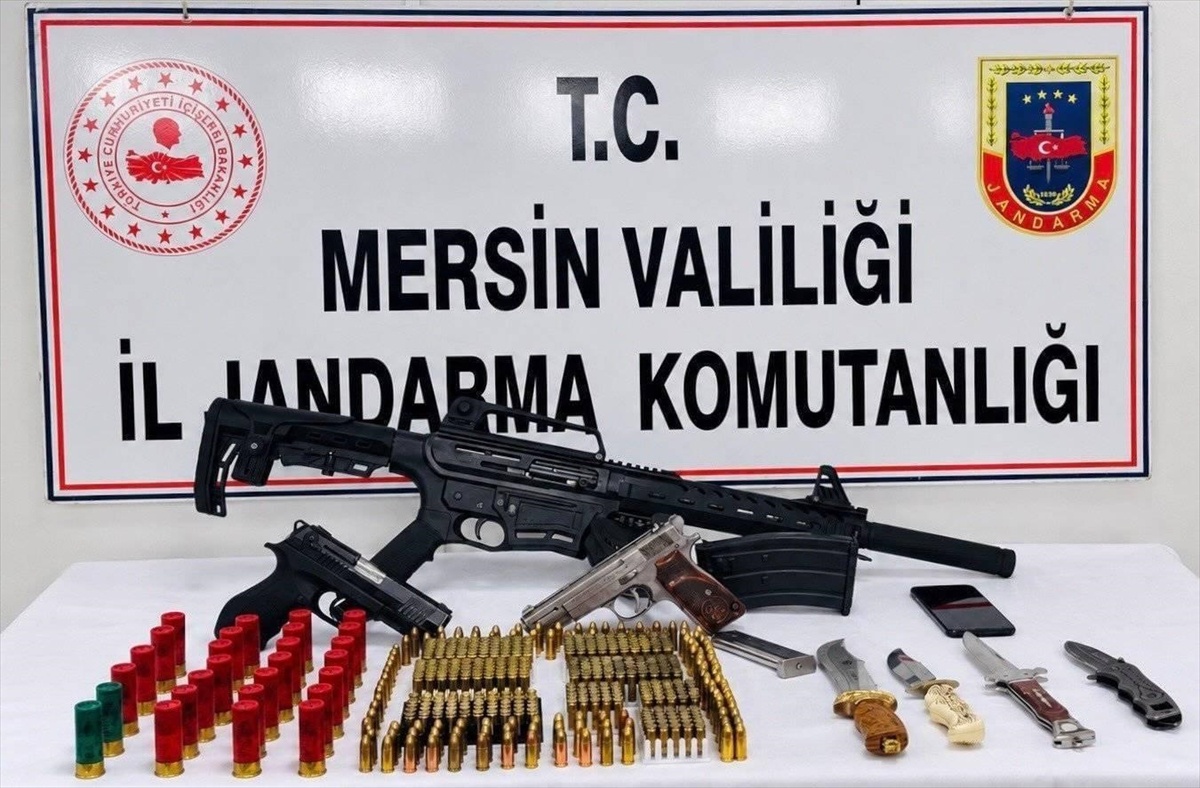 Mersin'de evinde 2 ruhsatsız tabanca ve av tüfeği ele geçirilen şüpheli tutuklandı