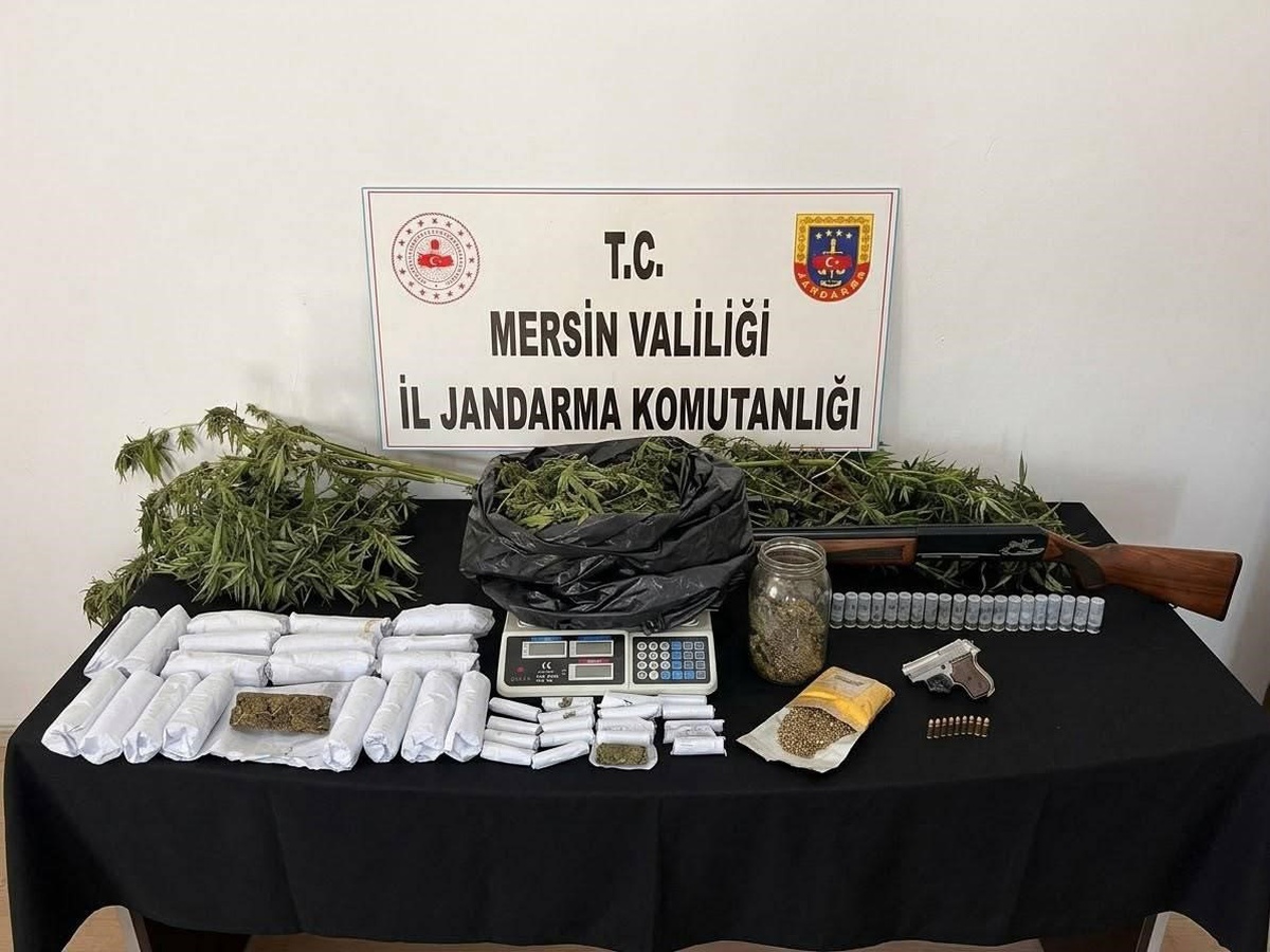 Mersin'de iki operasyonda 4 şüpheli tutuklandı, 4 kilo 670 gram esrar ele geçirildi