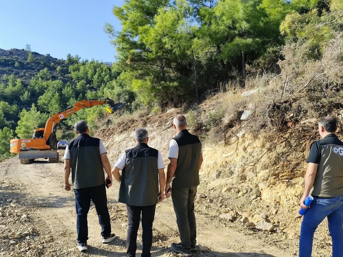Mersin Orman Bölge Müdürlüğü, çalı doğrayıcı aparatını Bozyazı'da test etti